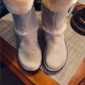 UGG Australia Women’s Boot Elijo
Ivory and Tan shearling.
UGG S/N 5137
S…